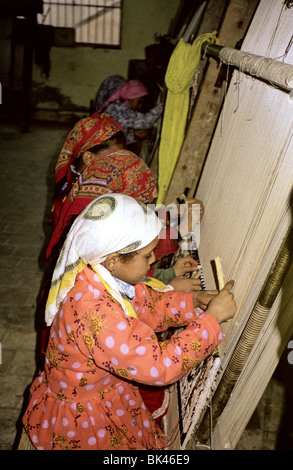 Girls weaving carpets, Egypt Stock Photo