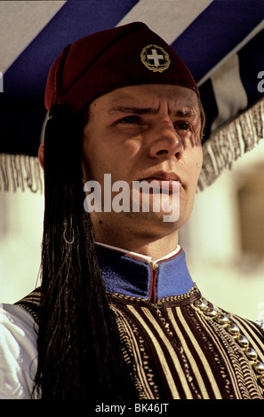 Proedriki Froura (Presidential Guard) at Tomb of Unknown Soldier wearing a scarlet garrison cap with Greek cross (crux immissa Stock Photo