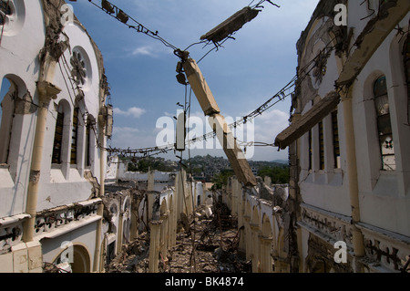 Remnants of the Cathedral of Our Lady of the Assumption in Port-au-Prince after a 7.0 magnitude earthquake struck Haiti on 12 January 2010 Stock Photo