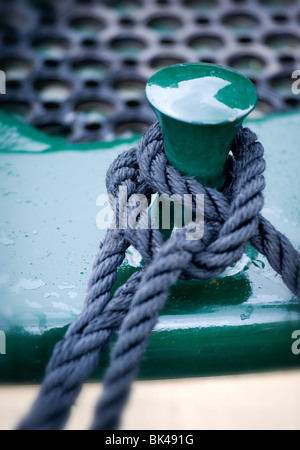 clove hitch on mooring bollard on narrow boat Stock Photo