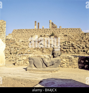 A Chac-Mool statue in the Quemado Palace with the Temple of Quetzalcoatl in the background, Tula Historic Site, Mexico Stock Photo