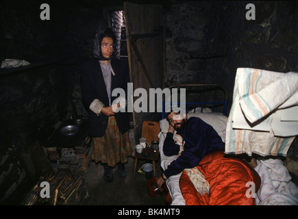 First Chechen War, Couple living a the basement room of a bombed out school South of Grozny in Chechnya Stock Photo