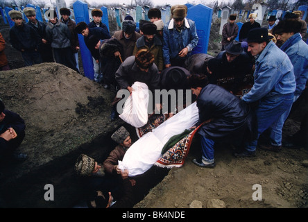 First Chechen War, Traditional Chechen burial in a graveyard West of Grozny in Chechnya. Stock Photo