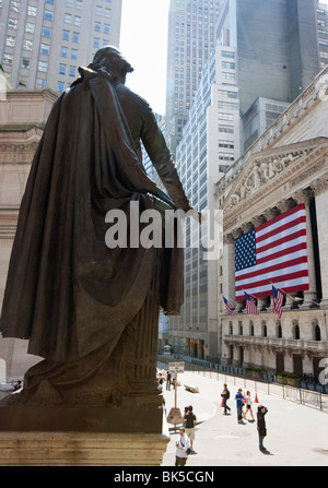 Statue of George Washington in front of Federal Hall, Wall Street, with the New York Stock Exchange behind, Manhattan,NYC Stock Photo
