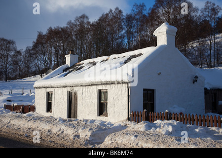 Snow covered single-storey Highland Scottish Roadside Cottage in Crathie near Braemar, Aberdeenshire, Scotland, UK Stock Photo