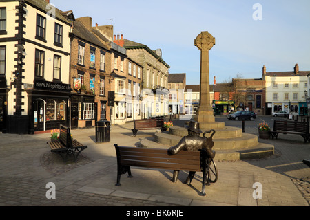 The Market Cross at Knaresborough and the Blind Jack Statue by Barbara Asquith, Nidderdale, North Yorkshire UK Stock Photo