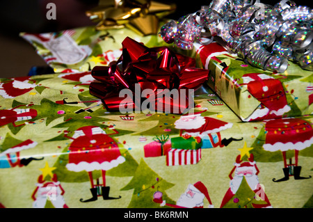 Colorful gift wrapping bows and silver sequins on white festive background.  Holiday copy space. Pull bow & ribbon, Top view Stock Photo - Alamy