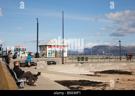 People on the seafront beside the old pier on the Menai Strait. Beaumaris, Isle of Anglesey, North Wales, UK, Britain Stock Photo