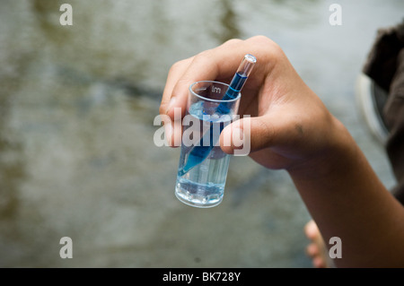 Bronx middle school students volunteer their time in Bronx Park in New York Stock Photo