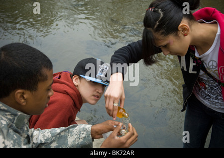 Bronx middle school students volunteer their time in Bronx Park in New York Stock Photo