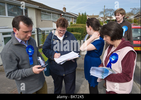 Alun Cairns Conservative Party candidate in the Vale of Glamorgan constituency campaigning during the 2010 General Election Stock Photo