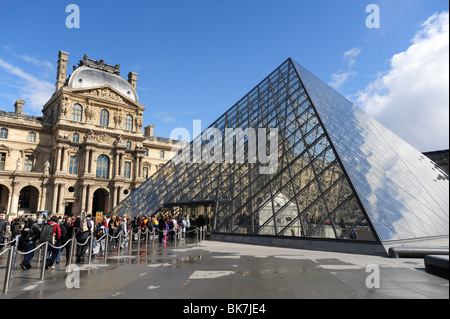 France Paris Louvre museum musee palais I.M. Pei exterior pyramid glass Stock Photo