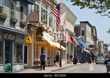 Smart shops and cobbled roadway on popular Thames Street in historic Newport, Rhode Island, USA Stock Photo