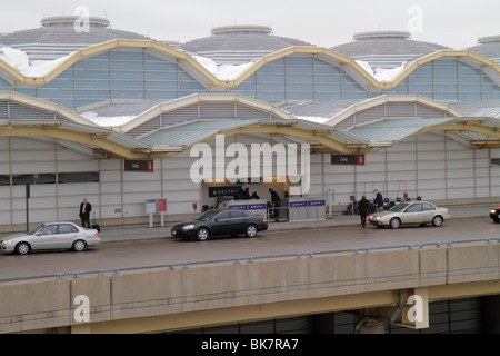 Virginia Arlington,Ronald Reagan Washington National Airport,DCA,terminal,outside exterior,front,entrance,architect Cesar Pelli,street,sidewalk check Stock Photo