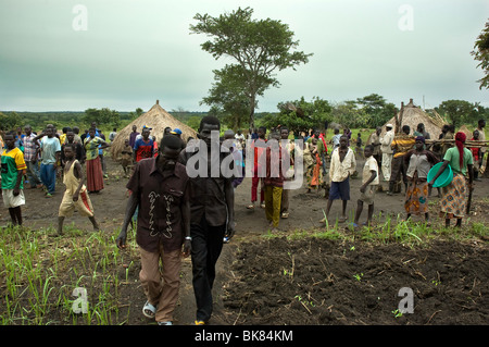 Refugees arriving to a meeting in a refugee camp in Faradje, Northern Congo Stock Photo