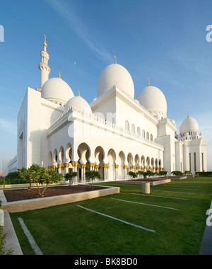 The Sheikh Zayed Grand Mosque in Abu Dhabi, capital of the United Arab Emirates. Stock Photo