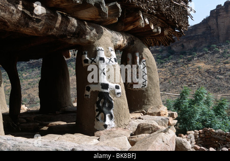 Detail of painted motifs on the 'to guna' (or casa palaver), Banani, Pays Dogon, Mali. Stock Photo