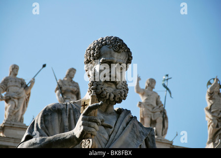 Statue of St. Peter holding a key, detail of St. Peter's Basilica, St. Peter's Square, historic city centre, Vatican City, Ital Stock Photo