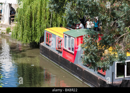 Canal boat converted to tea room moored alongside 'The Lock Inn' Cafe in 'Bradford on Avon' Wiltshire England UK EU Stock Photo