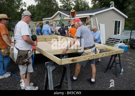 100 Club from First Baptist Church of High Springs works on mission outreach project in Ft. White. Stock Photo