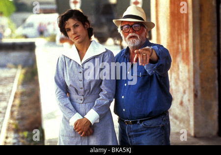 RICHARD ATTENBOROUGH (DIR) O/S 'IN LOVE AND WAR' (1997) SANDRA BULLOCK RSTH 032 Stock Photo