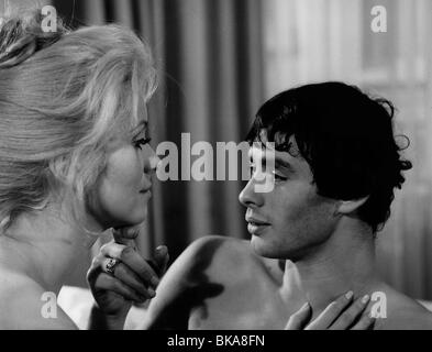 BELLE DE JOUR (1967) CATHERINE DENEUVE BDEJ 007P Stock Photo