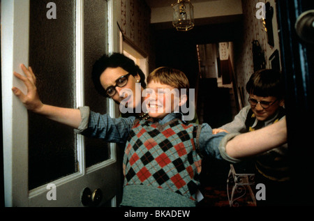 THE BUTCHER BOY (1998) FIONA SHAW, EAMONN OWENS, ANDREW FULLERTON BCBY 024 Stock Photo