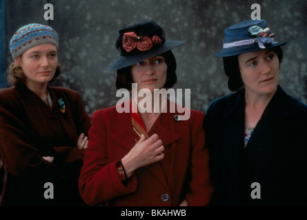 DANCING AT LUGHNASA (1998) CATHERINE MCCORMACK, SOPHIE THOMPSON, BRID BRENNAN DANL 033 Stock Photo