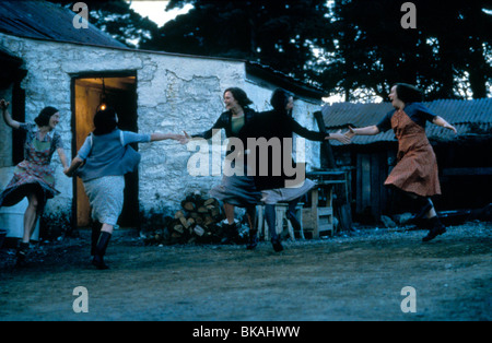 DANCING AT LUGHNASA (1998) BRID BRENNAN, SOPHIE THOMPSON, CATHERINE MCCORMACK, MERYL STREEP, KATHY BURKE DANL 085 Stock Photo