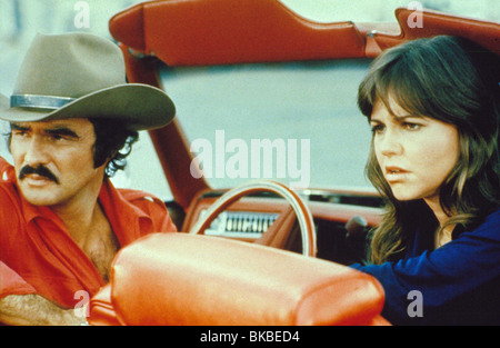 SMOKEY AND THE BANDIT (1977) BURT REYNOLDS, SALLY FIELD COWBOY HAT SMBT 026 Stock Photo
