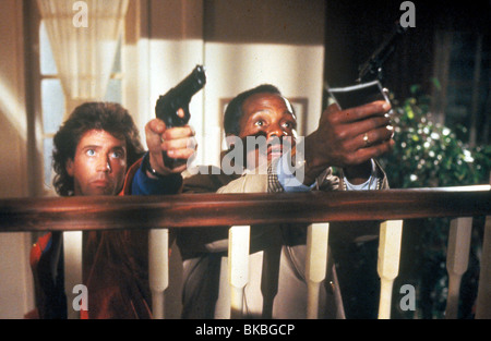 LETHAL WEAPON (1987) MEL GIBSON, DANNY GLOVER LTW 070 Stock Photo