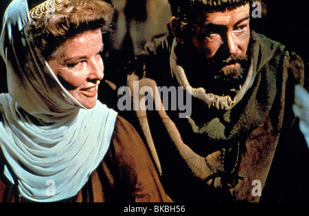 THE LION IN WINTER (1968) KATHARINE HEPBURN, PETER O'TOOLE TLIW 002 Stock Photo