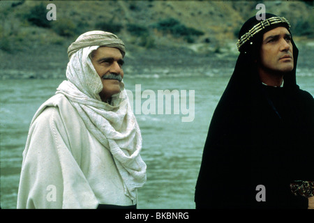 THE THIRTEENTH WARRIOR (1999) THE 13TH WARRIOR (ALT) OMAR SHARIF, ANTONIO BANDERAS THWA 056 Stock Photo