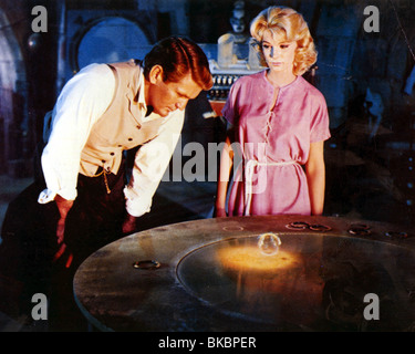 THE TIME MACHINE (1960) ROD TAYLOR, YVETTE MIMIEUX TIME 005CP Stock Photo