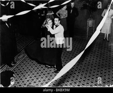 ON THE WATERFRONT (1954) EVA MARIE SAINT, MARLON BRANDO OTWF 040P Stock Photo