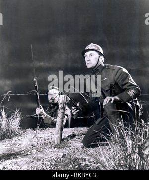 PATHS OF GLORY (1957) RALPH MEEKER, KIRK DOUGLAS PGLY 006P L Stock Photo