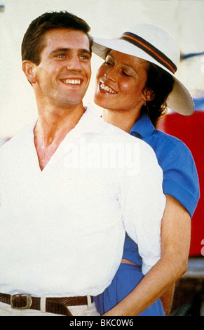 YEAR OF LIVING DANGEROUSLY (1982) MEL GIBSON, SIGOURNEY WEAVER YOLG 008 Stock Photo