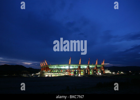 mbombela-stadium-at-night-showing-the-giraffe-like-structures-holding