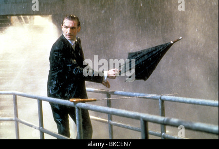 THE AVENGERS (1998) RALPH FIENNES AVEN 092 Stock Photo