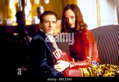 THE AVENGERS (1998) RALPH FIENNES, UMA THURMAN AVEN 126 Stock Photo