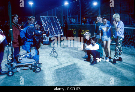 DANNY BOYLE (DIR) O/S 'TRAINSPOTTING' (1996) WITH KEVIN MCKIDD, ROBERT CARLYLE, EWAN MCGREGOR, EWEN BREMNER, JONNY LEE MILLER Stock Photo