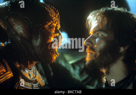 ENEMY MINE (1985) LOUIS GOSSETT JR, DENNIS QUAID ENM 007 Stock Photo