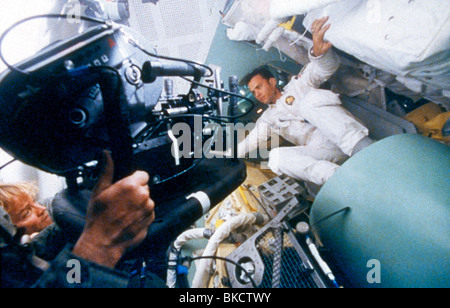 FILMING PRODUCTION (ALT) LOCATION (ALT) BEHIND THE SCENES (ALT) ON SET (ALT) O/S 'APOLLO 13' (1995) WITH TOM HANKS FILM 175 Stock Photo