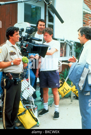 FILMING PRODUCTION (ALT) LOCATION (ALT) BEHIND THE SCENES (ALT) ON SET (ALT) O/S 'COPLAND' (1997) WITH SYLVESTER STALLONE, Stock Photo