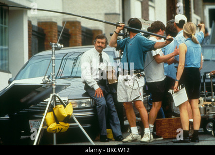FILMING PRODUCTION (ALT) LOCATION (ALT) BEHIND THE SCENES (ALT) ON SET (ALT) O/S 'COPLAND' (1997) WITH ROBERT DE NIRO FILM 207 Stock Photo