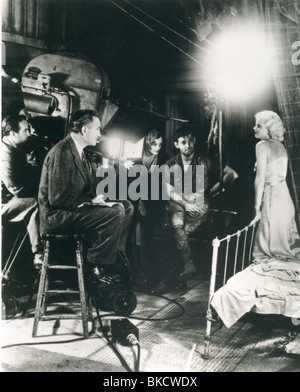 FILMING PRODUCTION (ALT) LOCATION (ALT) BEHIND THE SCENES (ALT) ON SET (ALT) O/S 'RED DUST' (1932) WITH VICTOR FLEMING (DIR), Stock Photo