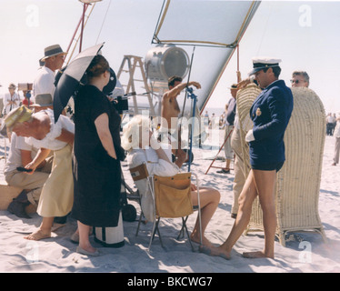 FILMING PRODUCTION (ALT) LOCATION (ALT) BEHIND THE SCENES (ALT) ON SET (ALT) O/S 'SOME LIKE IT HOT' (1959) WITH MARILYN MONROE, Stock Photo