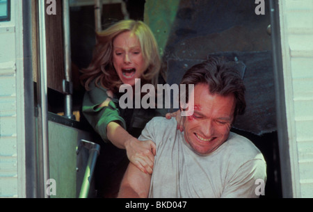 THE GAUNTLET (1977) SONDRA LOCKE, CLINT EASTWOOD TGL053 Stock Photo