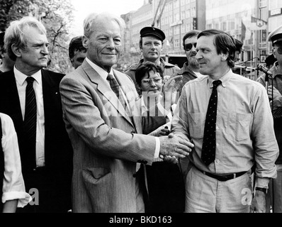 Brandt, Willy, 18.12.1913 - 8.10.1992, German politician (SPD), half length, with Gerhard Schroeder, SPD top candidate, and Johannes Rau, SPD party meeting in Lower Saxony, Hanover, 3.5.1986, Stock Photo