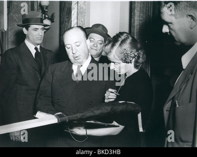 ALFRED HITCHCOCK (DIR) O/S 'NOTORIOUS' (1946) WITH CARY GRANT ALH 030P Stock Photo